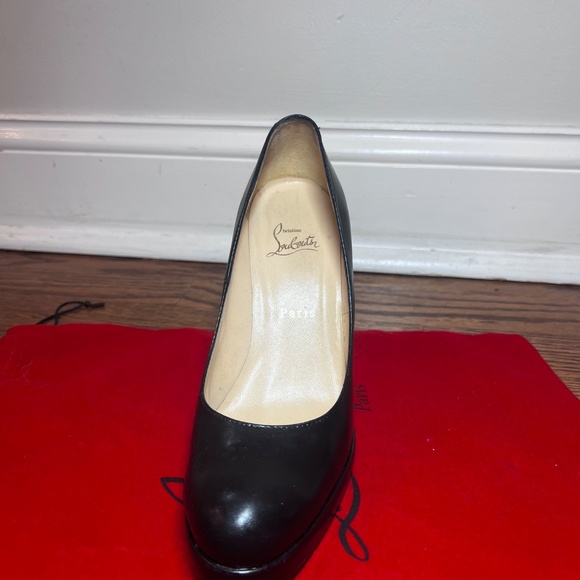 Christian Louboutin Round Toe - Picture 3 of 11